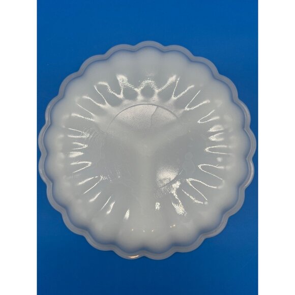 Elegant White Gold Trimmed Decorative Serving Platter With Scalloped Edge - Picture 3 of 5